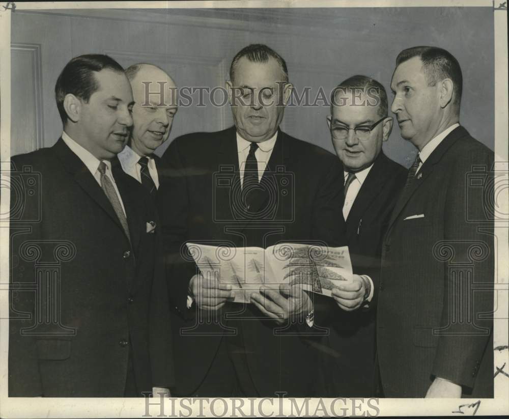 1966 Press Photo Businessmen discuss trade in New Orleans- Historic Images