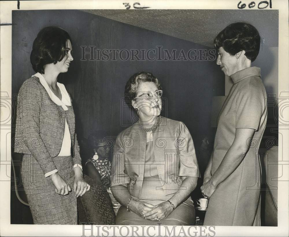 1967 Press Photo New Orleans League of Women Voters meet informally- Historic Images