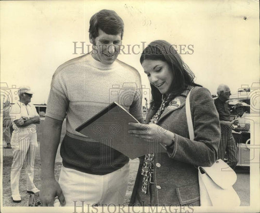 1972 Press Photo New Orleans-Saints' Jake Kupp signs up for golf tournament- Historic Images