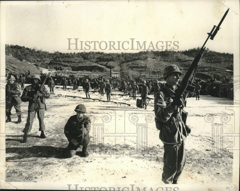 Load image into Gallery viewer, 1964 Press Photo Members of Army Company display equipment and fire power
