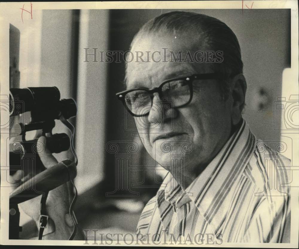 1975 Press Photo Al Krieger holding his binoculars - Historic Images