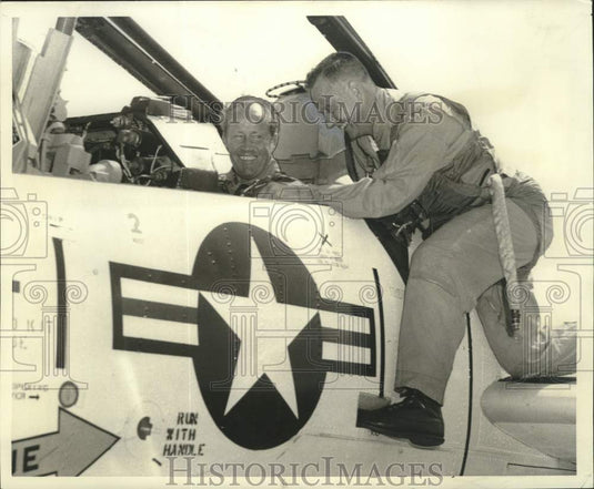 1966 Press Photo D.W. Kirke & Harry L. Frem aboard Navy T2-A Buckeye Aircraft- Historic Images