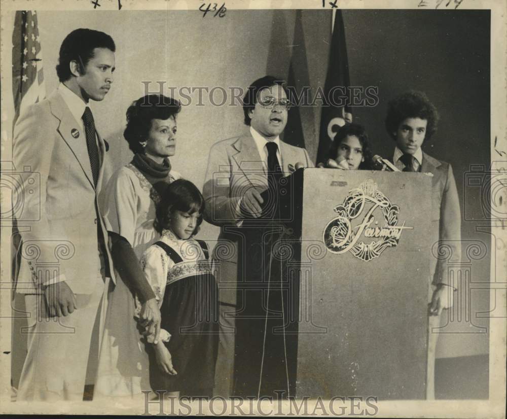 1977 Press Photo Judge Ernest N. Morial with Family Announces Resignation- Historic Images