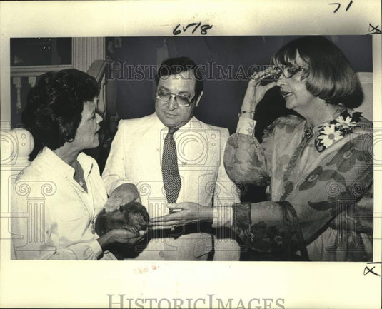 1980 Press Photo Mayor & Mrs. Ernest N. Morial with Betty Wisdom at a party - Historic Images