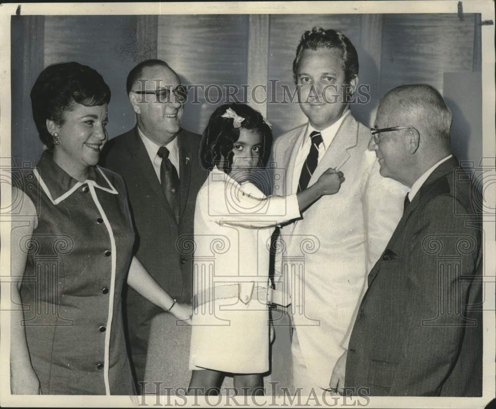 1970 Press Photo Linda Izaunaos pins United Fund pin on New Orleans Mayor