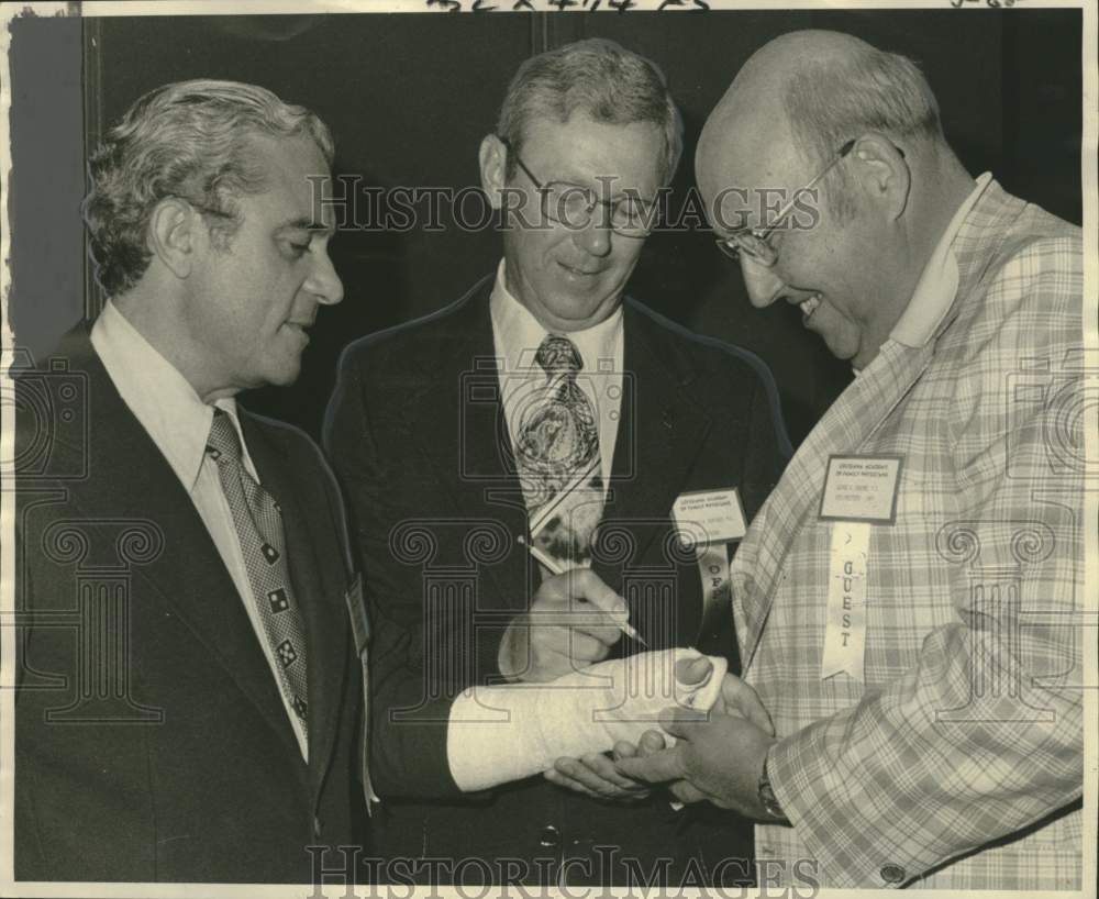 1975 Press Photo Doctors at Louisiana Family Physicians meeting sign cast - Historic Images