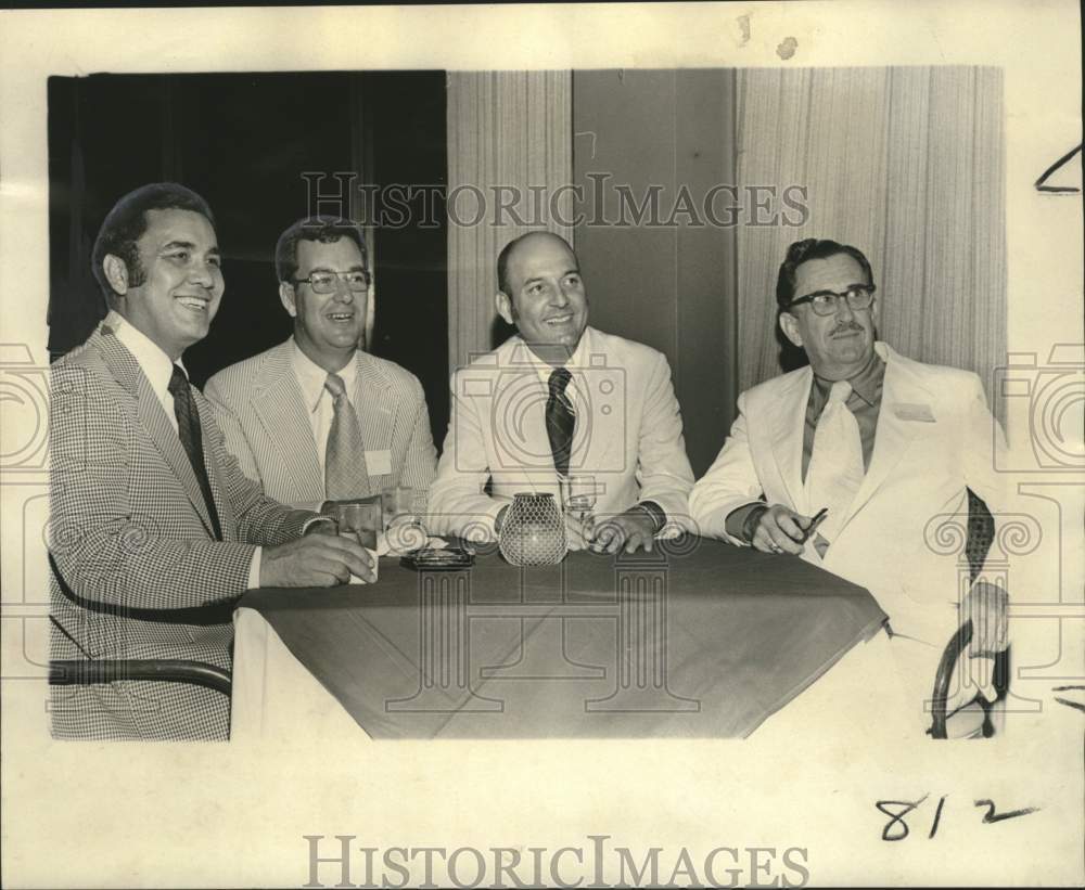 1975 Press Photo Husbands watch wives at New Orleans Curls for Culture event- Historic Images