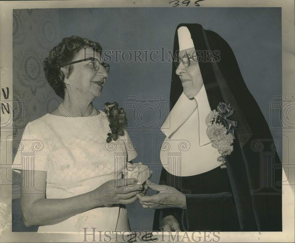 1965 Press Photo Mildred Martinez is honored for nursing service in New Orleans