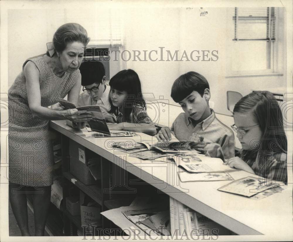 1969 Press Photo Dr. Gaither M&#39;Connell addresses reading problems in children