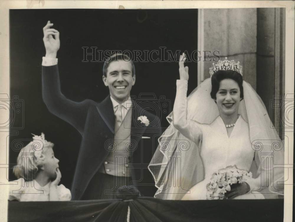 1960 Press Photo Princess Margaret waves after wedding, Buckingham Palace- Historic Images