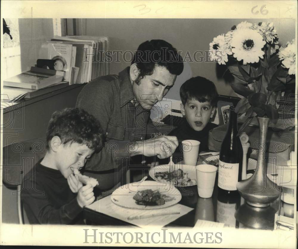 1975 Press Photo Dr. Tony Margavio, associate of sociology at UNO with sons - Historic Images