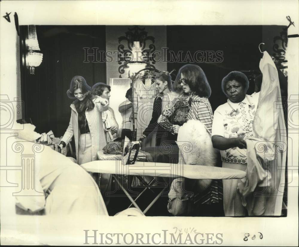 1974 Press Photo Models&#39; dressing room at Maison Blanche fashion show- Historic Images