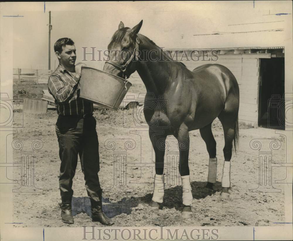 1965 Press Photo Horse, Muddy Water, being given water by trainer Cal Matherne- Historic Images