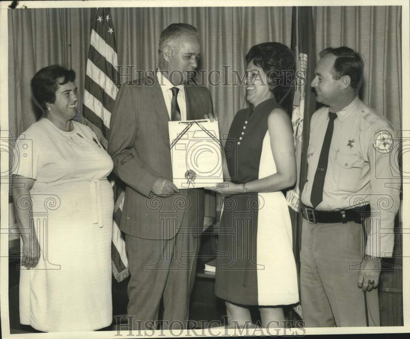 Load image into Gallery viewer, 1971 Press Photo Harvey-Marrero American Legion Post and Auxiliary- "Poppy Week"
