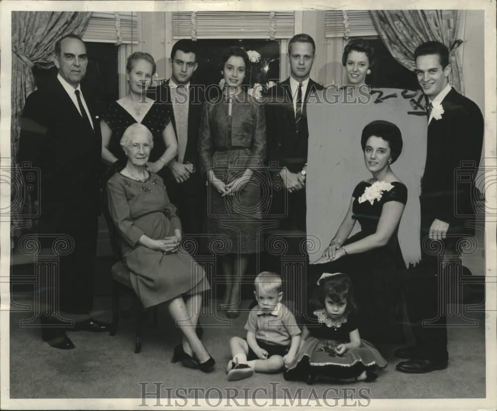 1961 Press Photo The Edward McCrady family gathered at Sewanee, Tennessee