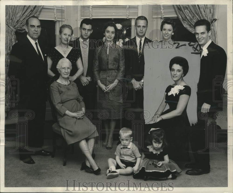 Load image into Gallery viewer, 1961 Press Photo The Edward McCrady family gathered at Sewanee, Tennessee
