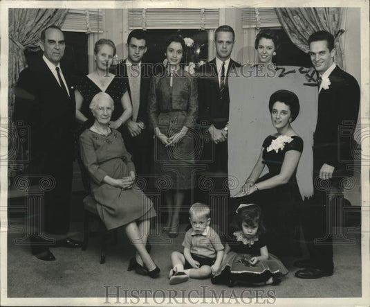 1961 Press Photo The Edward McCrady family gathered at Sewanee, Tennessee