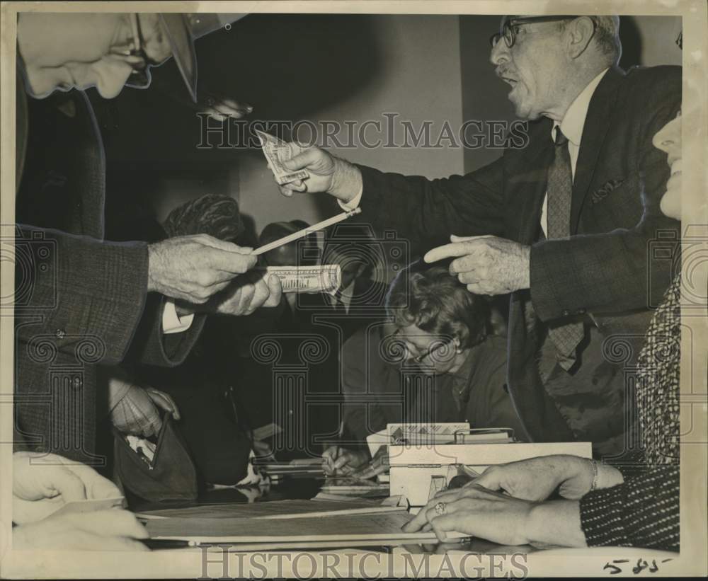 1967 Press Photo New Orleans Residents Fight Proposed Mississippi River Bridge- Historic Images