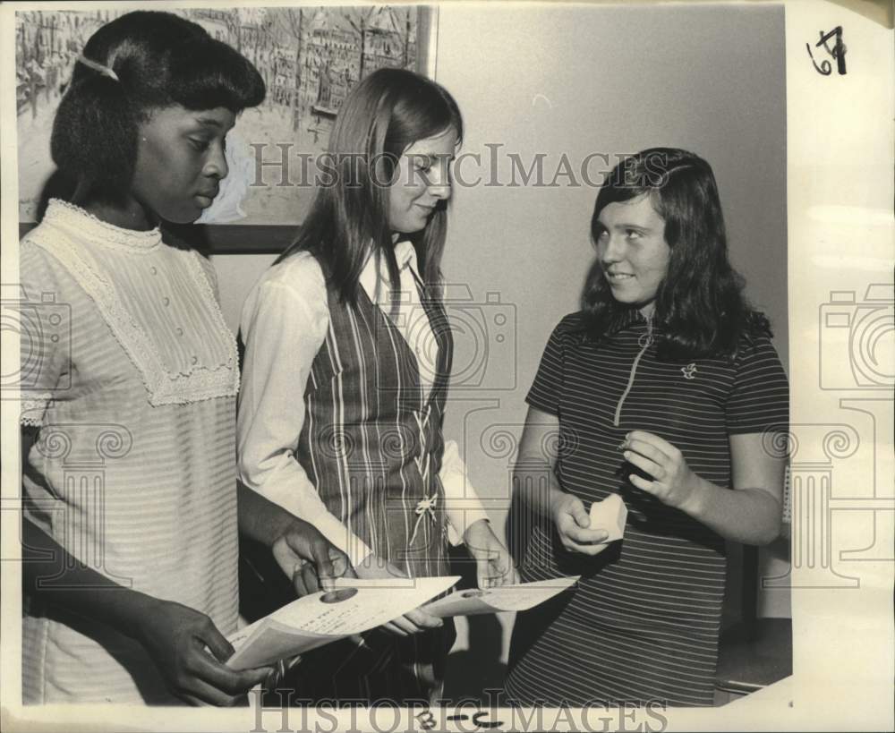 1971 Press Photo Top Junior Volunteers at Sara Mayo Hospital- Honored - Historic Images