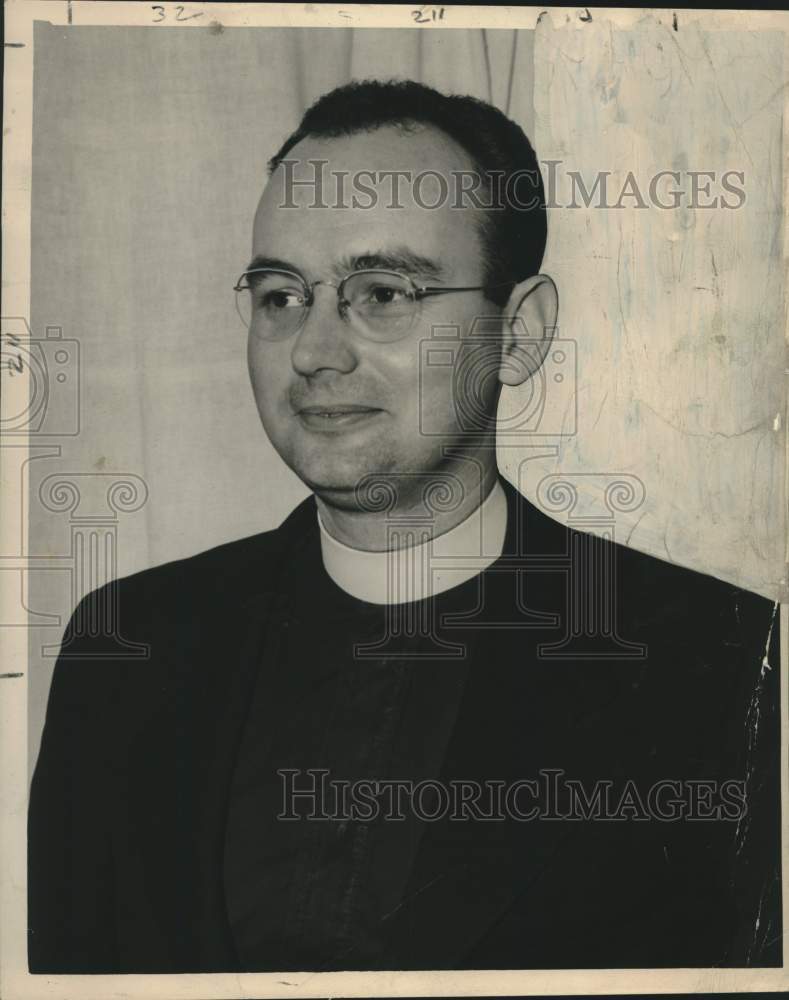 Load image into Gallery viewer, 1949 Press Photo Reverend Robert A. Manning - noo43211

