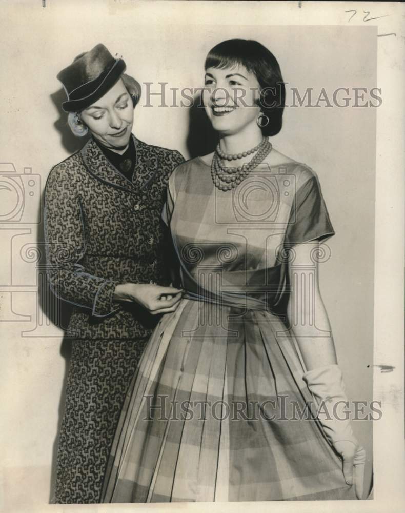 1958 Press Photo Fashion Expert Liz Manning with Model Jean Strickland