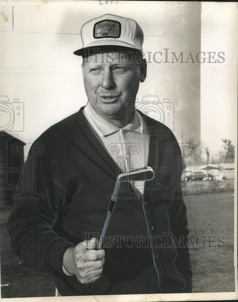 1963 Press Photo Golfer Billy Maxwell Holding a Club - noo43229- Historic Images