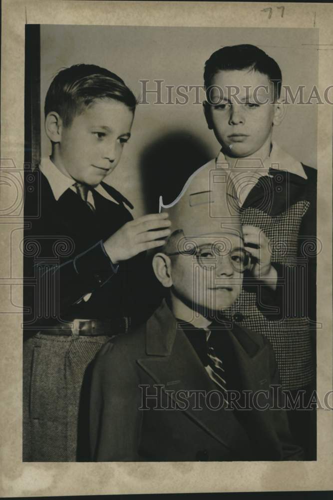 Load image into Gallery viewer, 1953 Press Photo Carnival King John Massey with Ralph Stroup &amp; James Jordan
