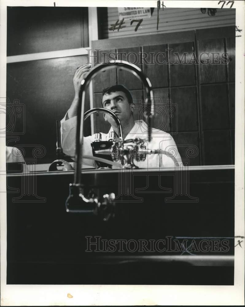 1963 Press Photo Plaquemine dental student examines cultures in Louisiana