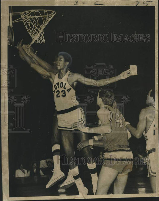 1969 Press Photo Loyola University and Rebels basketball game in New Orleans