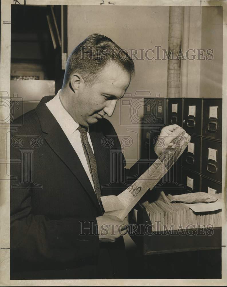 1960 Press Photo Ellis Carroll Magee, 1944 Contest winner with Paper clippings - Historic Images