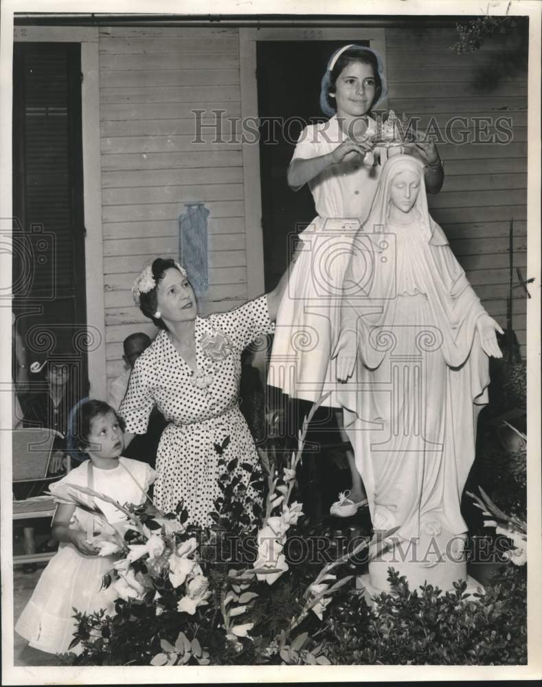 Load image into Gallery viewer, 1959 Press Photo Crowning the blessed virgin in at Maison Hospitaliere
