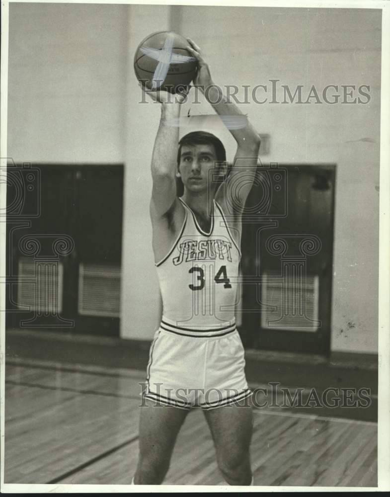 1971 Press Photo Jesuit basketball player Steve Many takes a shot- Historic Images