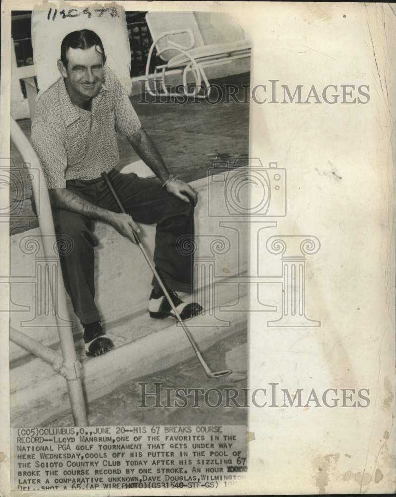 1950 Press Photo Golfer Lloyd Magnum cools his putter, Scioto Country Club pool- Historic Images