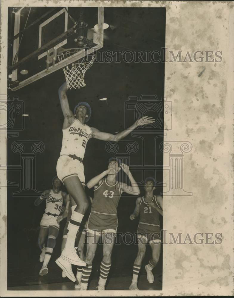 1970 Press Photo Loyola Basketball s Ty The Guy Marioneaux Makes A L 1970-press-photo-loyola-basketball-s-ty-the-guy-marioneaux-makes-a-l