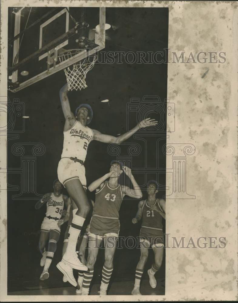 1970 Press Photo Loyola Basketball's Ty "The Guy" Marioneaux makes a layup- Historic Images