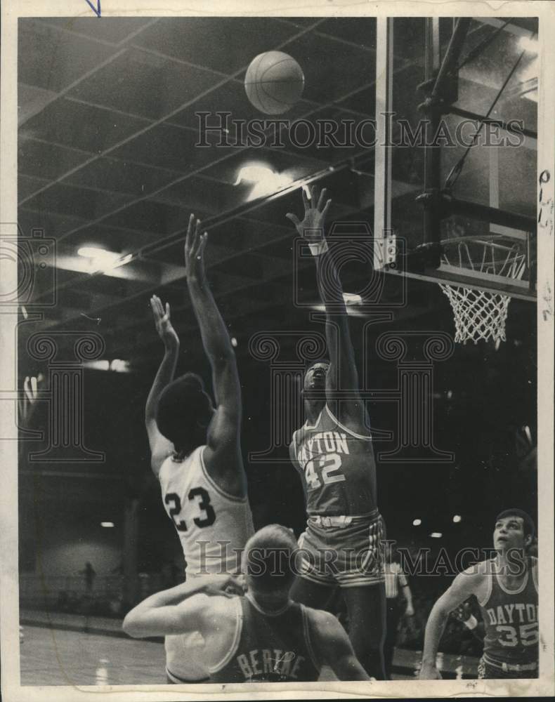 1970 Press Photo Loyola basketball player Ty Marioneaux takes a shot- Historic Images