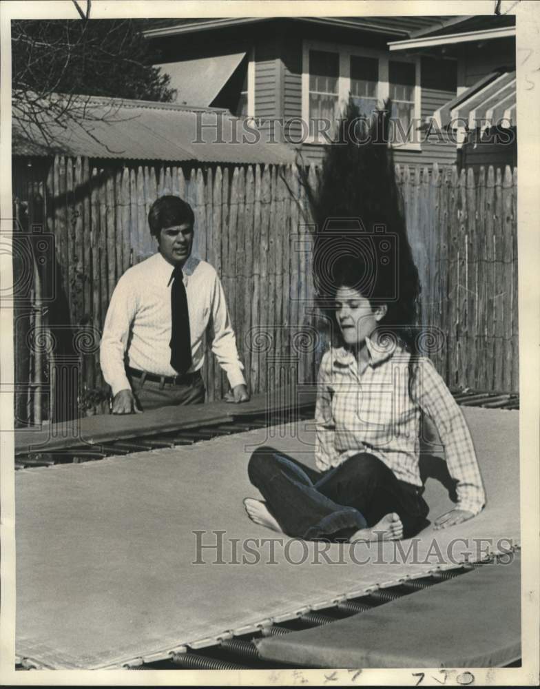 1973 Press Photo Jay Molony, director of Valencia &amp; Marie Delorme on trampoline- Historic Images