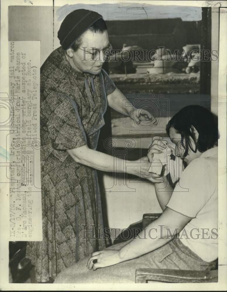 1952 Press Photo Jail matron Mrs. G.F. Neuman comforts Marie Jean D&#39;Arc Machaud