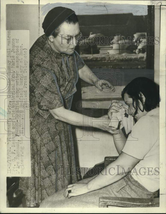 1952 Press Photo Jail matron Mrs. G.F. Neuman comforts Marie Jean D'Arc Machaud