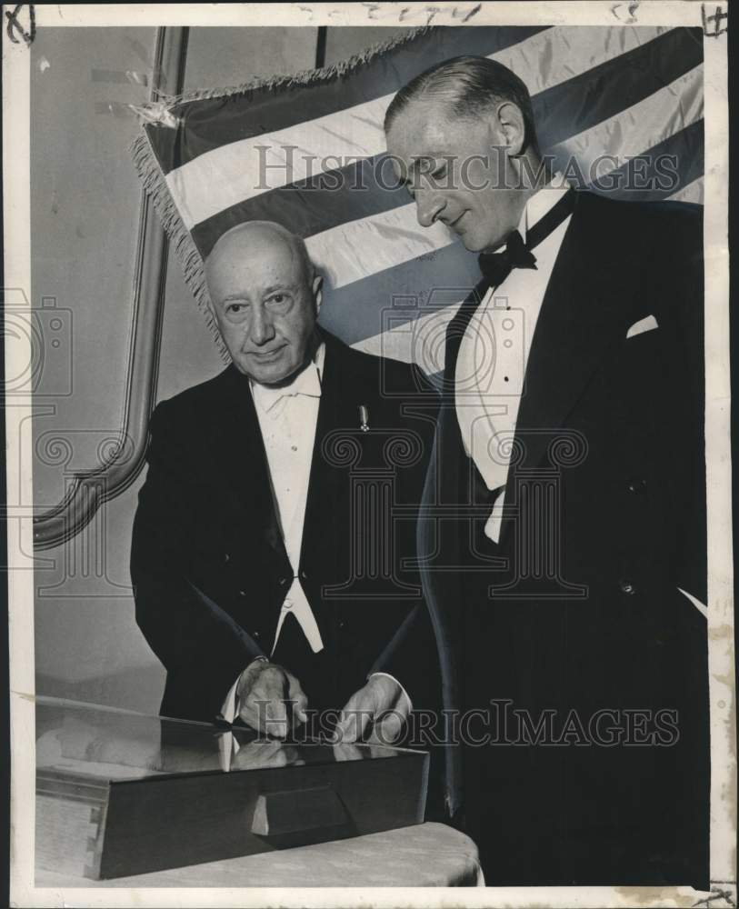 1950 Press Photo Dermot F. MacDermot & E.N. Parsons with Shakespeare's Will