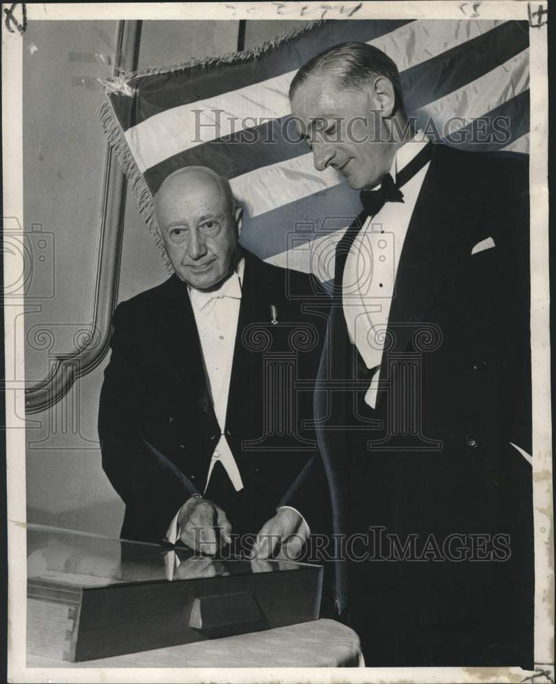 Load image into Gallery viewer, 1950 Press Photo Dermot F. MacDermot &amp; E.N. Parsons with Shakespeare's Will
