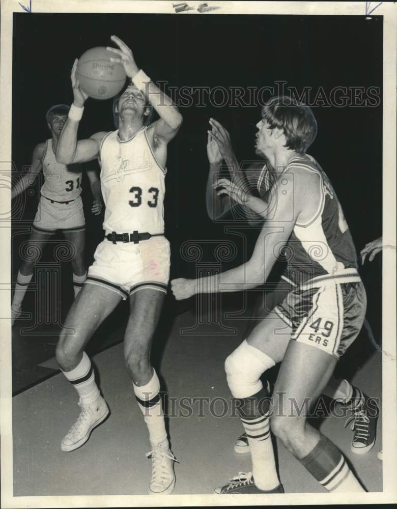 1972 Press Photo Loyola Center Ernie Losch versus North Carolina 49ers defense- Historic Images