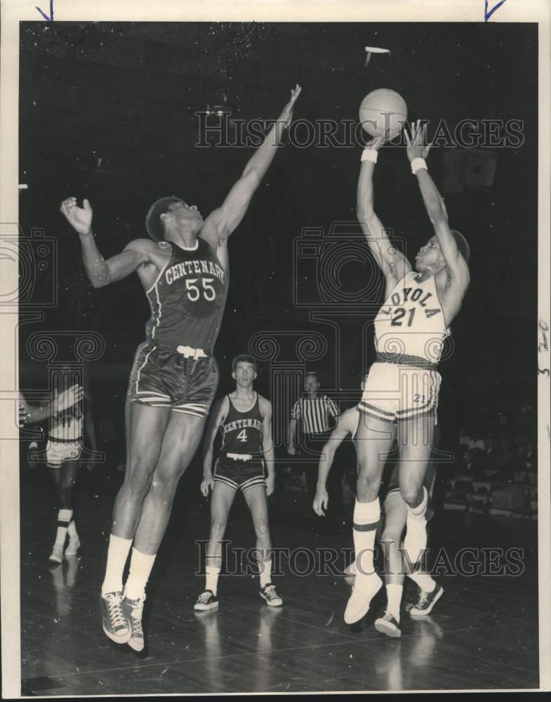 1969 Press Photo Loyola&#39;s Charley Powell shooting over Jesse Marshall-Centenary- Historic Images