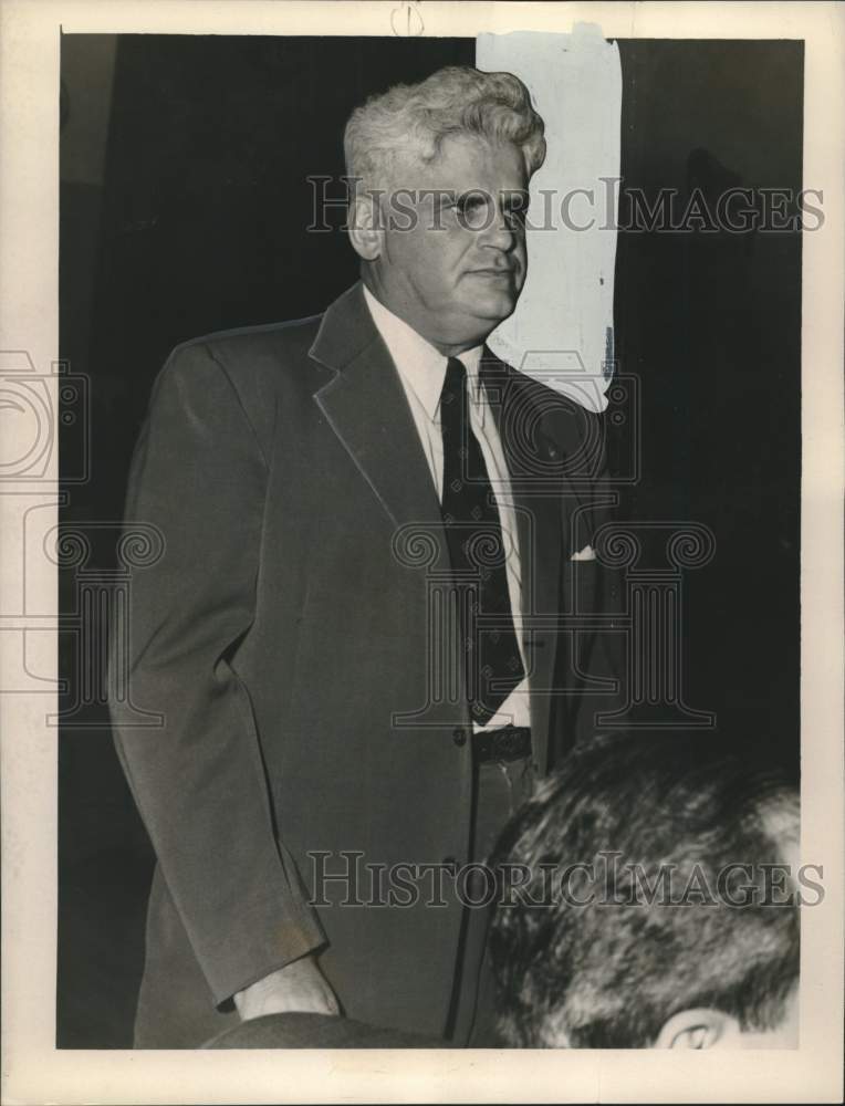 Load image into Gallery viewer, 1953 Press Photo Isadore Mattes, second witness at public hearing - noo43628
