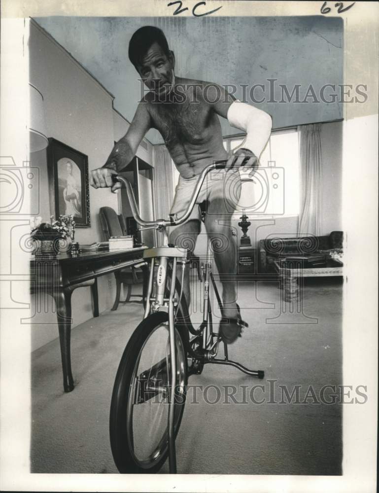 1967 Press Photo Oscar winner Walter Matthau working out at his California home - Historic Images