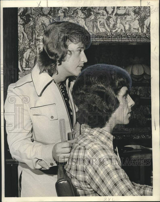 1973 Press Photo Artist Jim Markham Cuts Anthony Loria's Hair- Historic Images