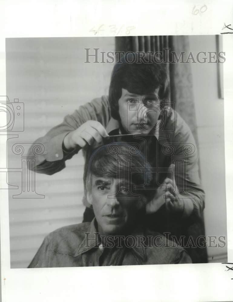 1979 Press Photo Peter Lawford&#39;s hair styled by his friend Jim Markham- Historic Images