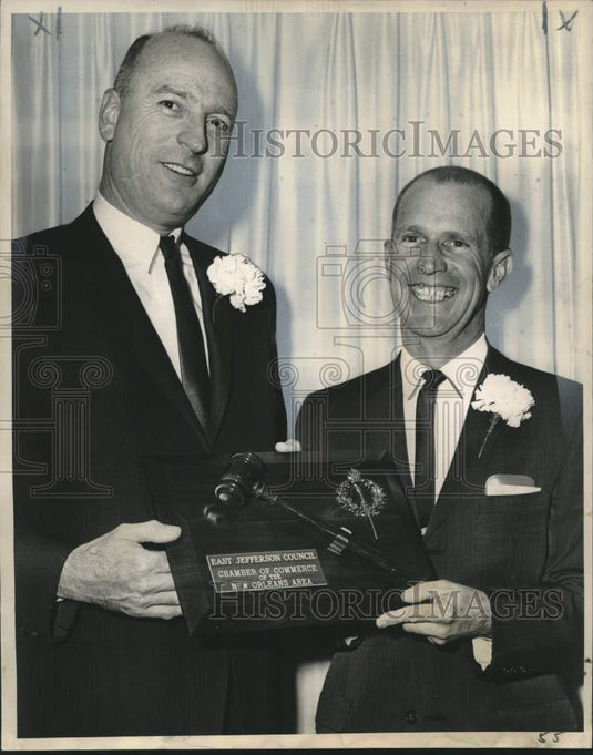 1965 Press Photo Robert L. Manard Jr. & Charles A. Hunter- Chamber of Commerce- Historic Images