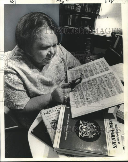 1975 Press Photo Mary Judson McCrea, Heraldic Researcher - Historic Images