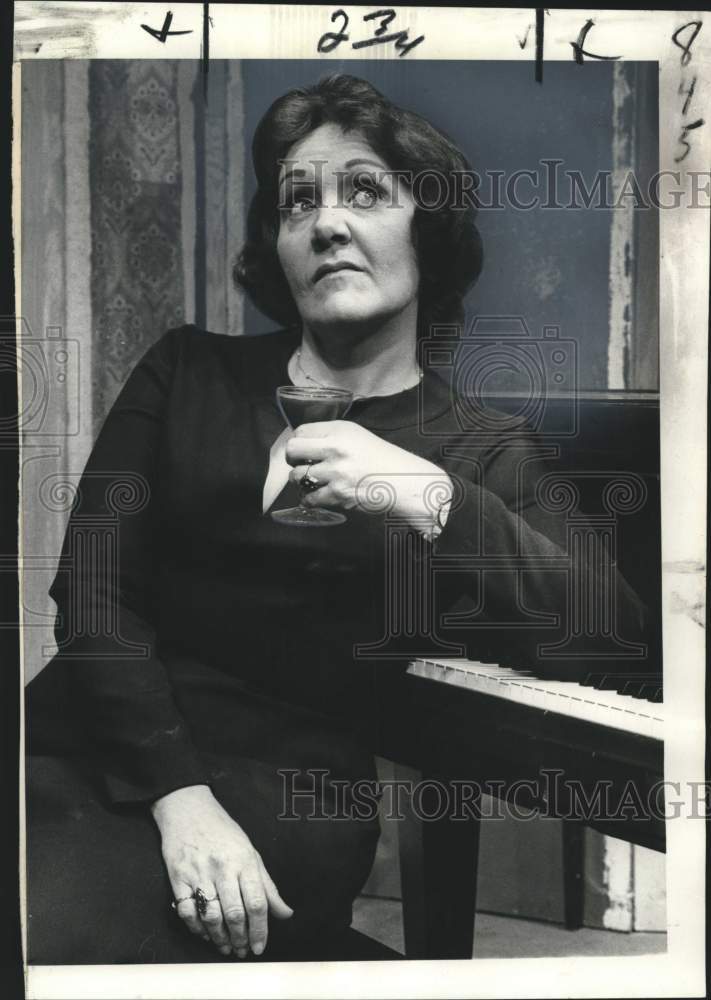 1976 Press Photo Mary Margaret McCrea stars in &quot;The Gingerbread Lady&quot;- Historic Images